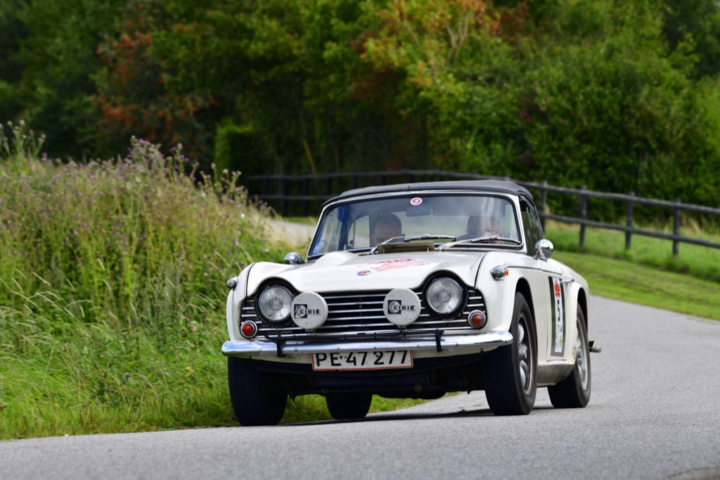 Klassiske biler er kernen i regularityløb. Lars Hjorths Triumph TR4A fra 1966 er et godt eksempel.
(Foto: Michael Eisenberg)